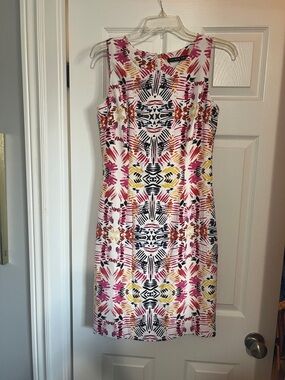 Sleeveless Printed Sheath Dress in White Multi